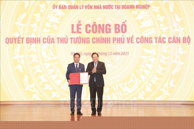 Ông Nguyễn Hoàng Anh, Ủy viên Trung ương Đảng, Chủ tịch Ủy ban Quản lý vốn nhà nước tại doanh nghiệp trao Quyết định của Thủ tướng Chính phủ cho ông Tô Dũng Thái, Chủ tịch Hội đồng thành viên Tập đoàn VNPT. Ảnh: Minh Quyết/TTXVN