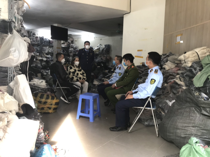 Tạm giữ lô quần áo có dấu hiệu “nhái” nhãn hiệu Nike và Adidas. Ảnh Cục QLTT Hải Dương