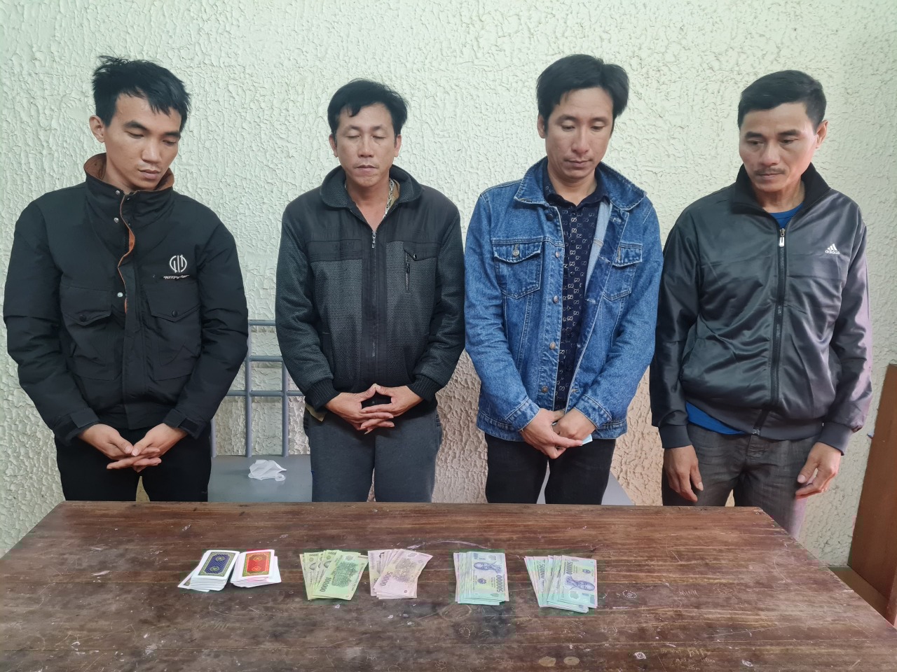 Các đối tượng đánh bạc tại cơ quan Công an.