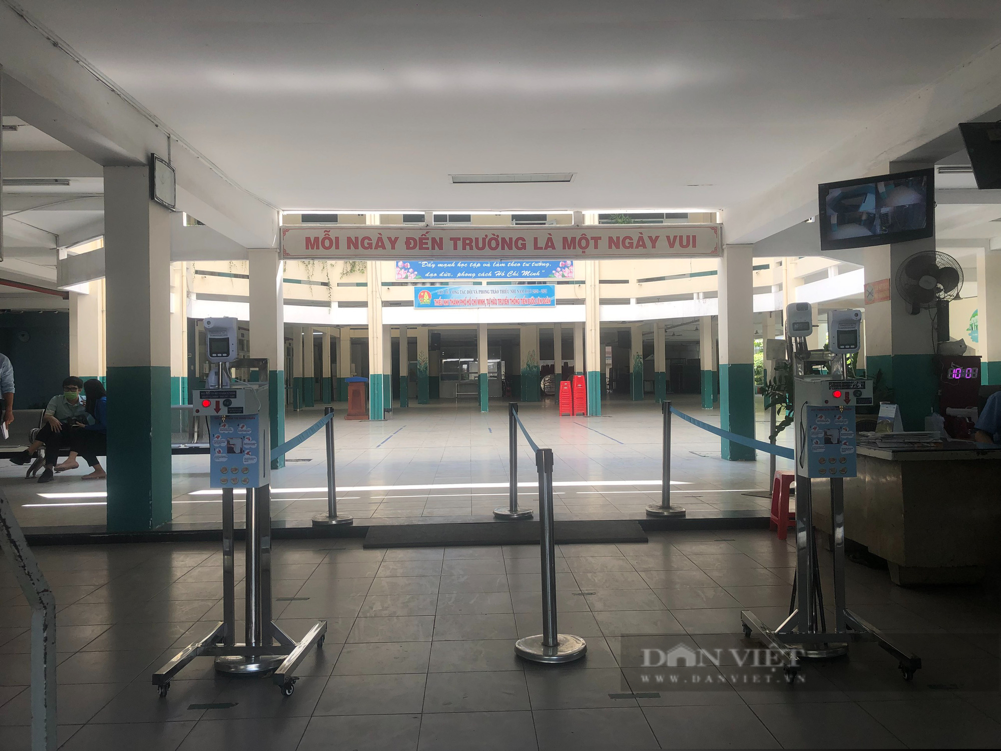 Trường THCS Nguyễn Du, quận 1 chuẩn bị phân luồng và máy đo thân nhiệt, sát khuẩn để đón học sinh đi học trở lại. Ảnh: Mỹ Quỳnh