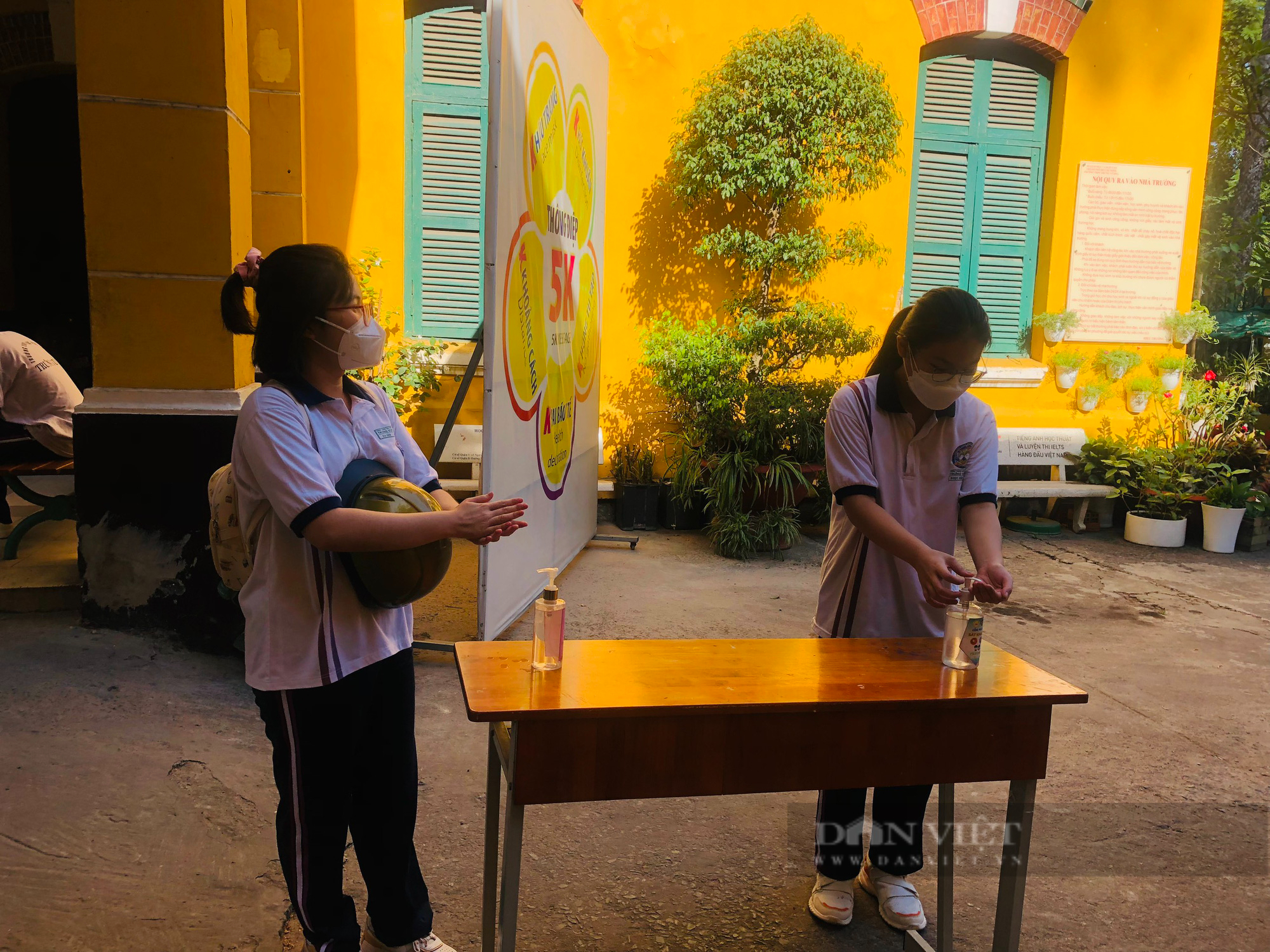 Học sinh lớp 9, 12 đã đủ lớn để biết tự chăm sóc bản thân, phòng chống dịch Covid-19 nhưng phụ huynh vẫn lo ngại khi đi học trực tiếp. Ảnh: Mỹ Quỳnh