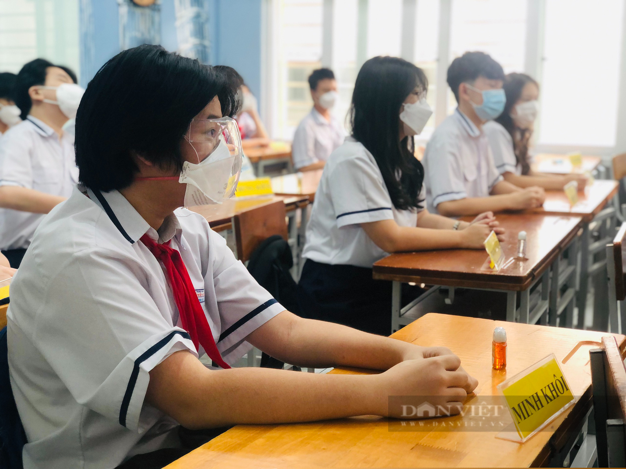 Học sinh trang bị đầy đủ khẩu trang, kính chắn giọt bắn và dung dịch sát khuẩn khi tới trường học. Ảnh: Mỹ Quỳnh