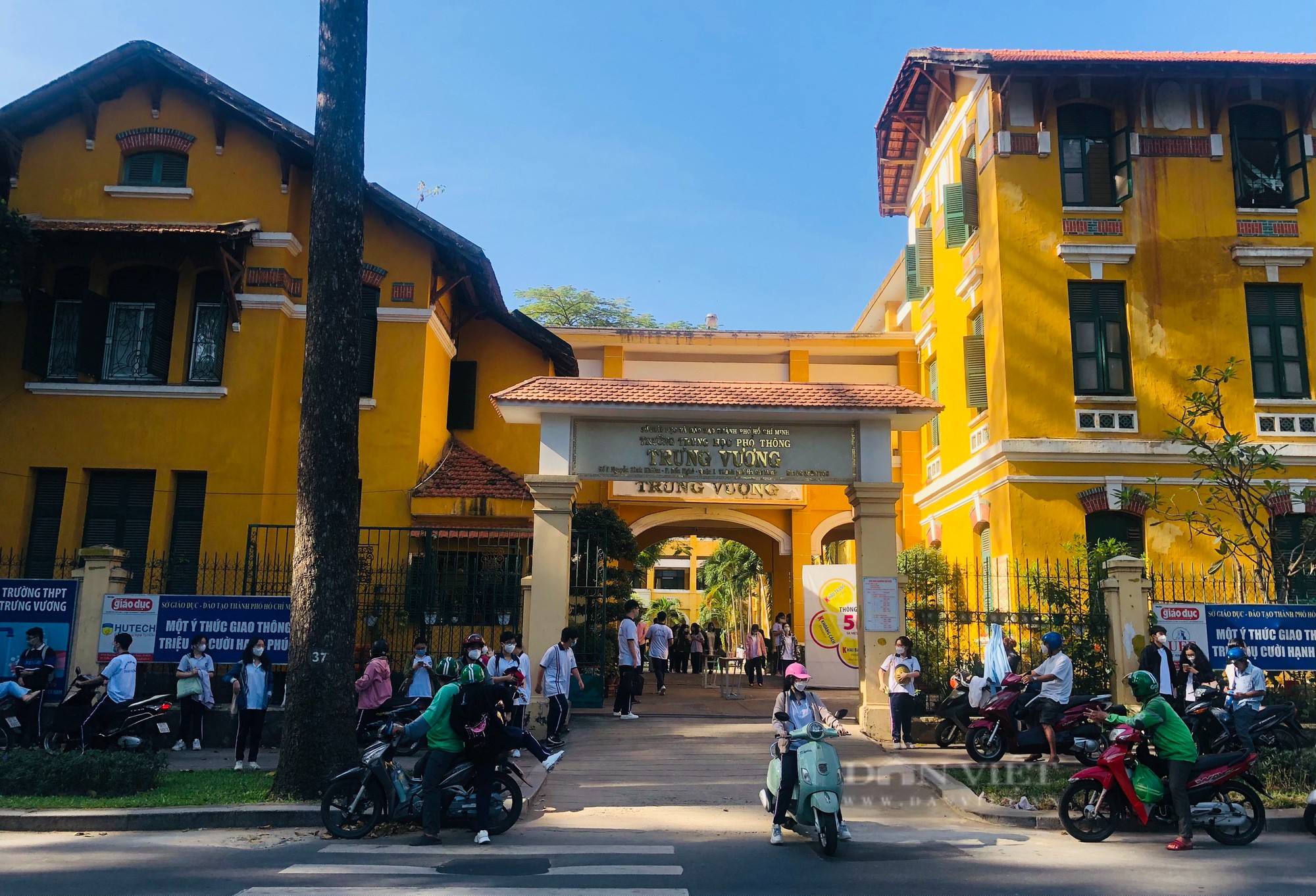 Phụ huynh là cầu nối quan trọng, hỗ trợ nhà trường trong công tác phòng, chống dịch Covid-19 khi học sinh đi học trở lại. Ảnh: Mỹ Quỳnh