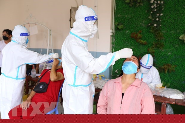 Nhân viên y tế lấy mẫu xét nghiệm cho người dân. (Ảnh: TTXVN/Vietnam+)