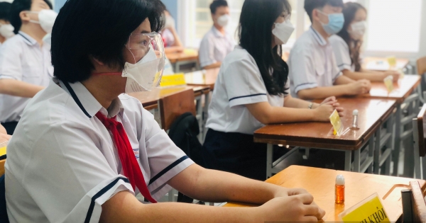 Đi học trực tiếp: Con đã lớn nhưng cha mẹ vẫn trăm nỗi lo!