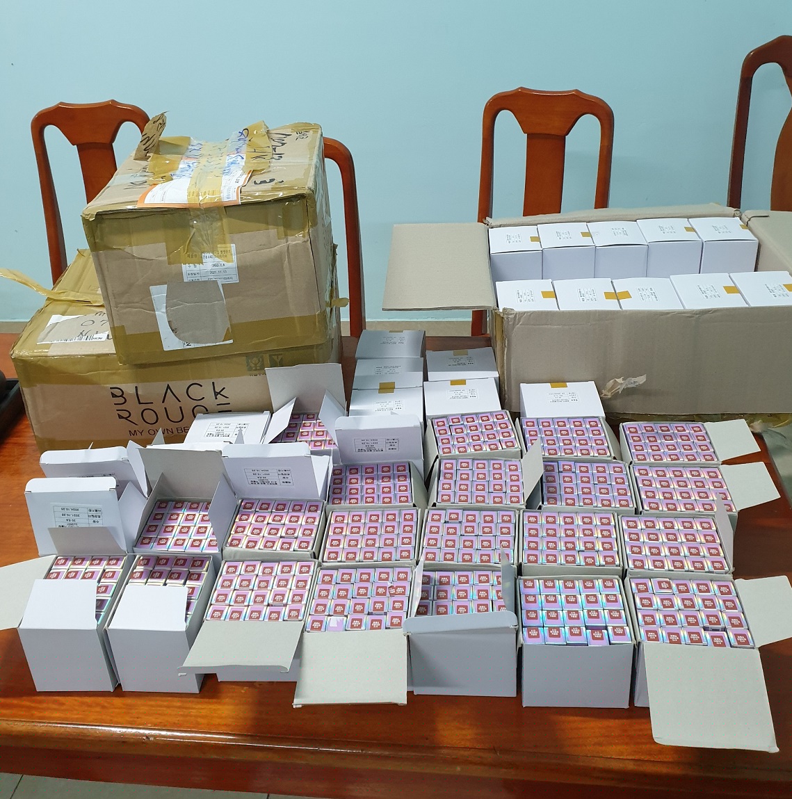 Số son m&ocirc;i kh&ocirc;ng c&oacute; h&oacute;a đơn, chứng từ hợp ph&aacute;p được C&ocirc;ng an huyện Quảng Ninh v&agrave; Ph&ograve;ng CSGT ph&aacute;t hiện, bắt giữ.