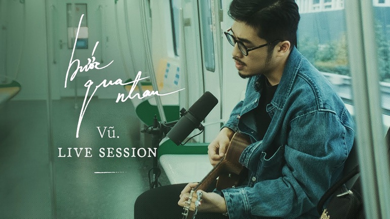 Khi quay một video, anh chàng đã yêu cầu mẫu quay sang trái để diễn một cảnh