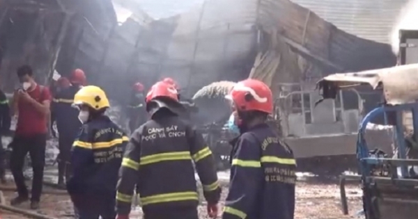 Hỏa hoạn thiêu rụi bãi giữ xe tại TP HCM