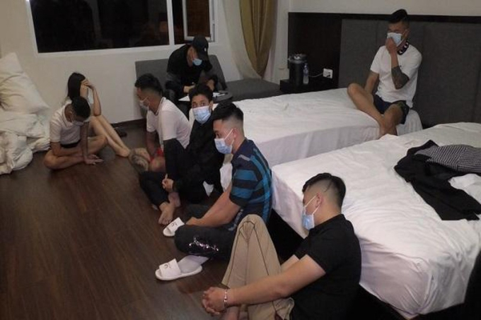anh-2-7-doi-tuong-bay-lac-bi-kiem-tra-bat-giu-tai-phong-518-khach-san-ngoi-sao-3322
