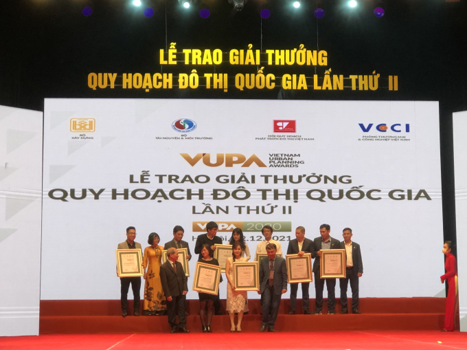 Đại diện các tác phẩm đoạt giải lên nhận bằng khen từ ban tổ chức.