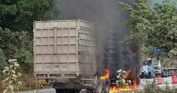 Quảng Ninh: Xe tải bốc cháy dữ dội trên QL 18