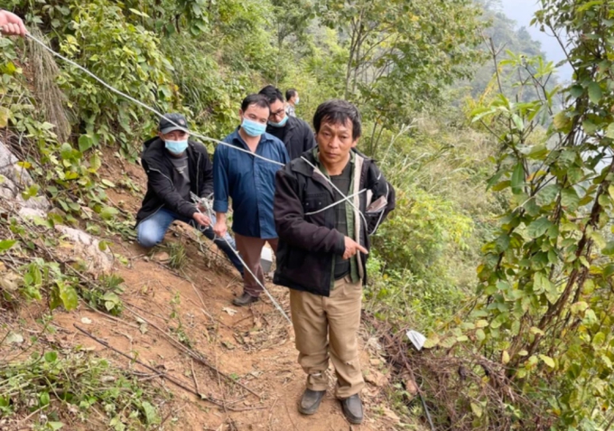 Đối tượng Vừ thực nghiệm lại hiện trường vụ án.