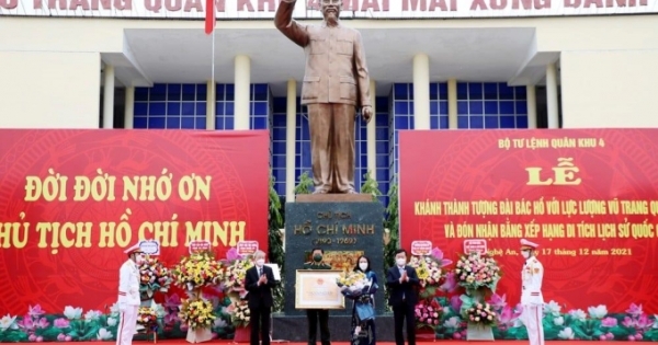 Khánh thành công trình Tượng đài Bác Hồ với lực lượng vũ trang Quân khu 4