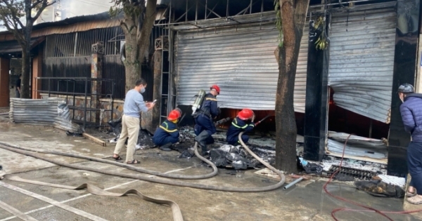 Huy động 4 xe chữa cháy, cứu người mắc kẹt trong vụ hỏa hoạn tại TP Vinh