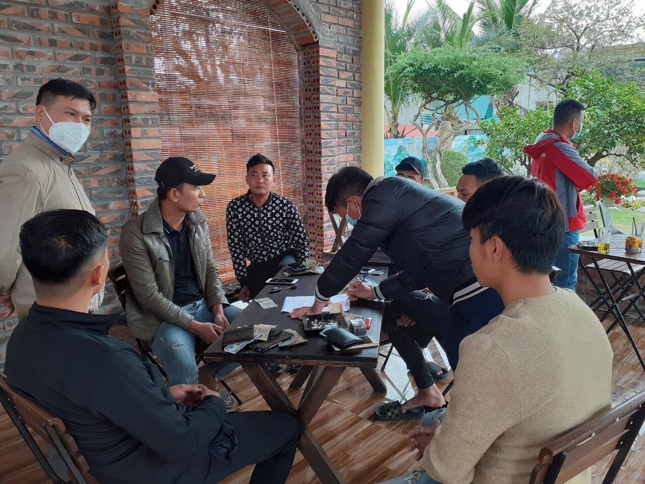 Hiện trường vụ đánh bạc tại xã Quảng Phú.