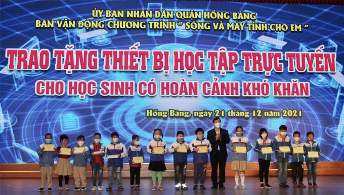 Lãnh đạo quận Hồng Bàng trao thiết bị học tập trực tuyến hỗ trợ học sinh có hoàn cảnh khó khăn.