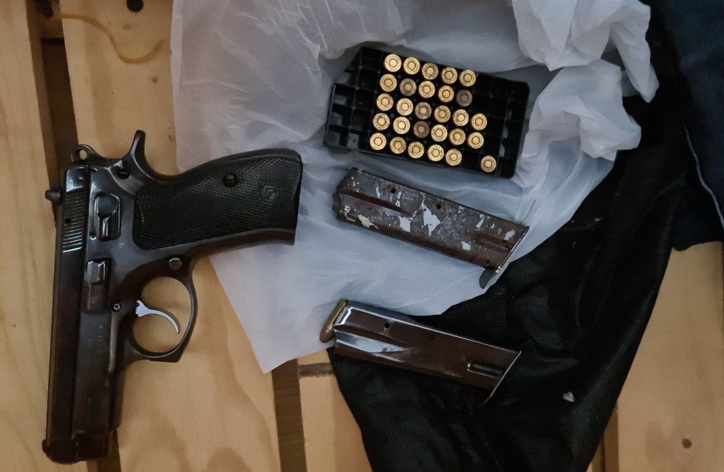 Súng đạn thu giữ tại nơi ở của các nghi phạm.