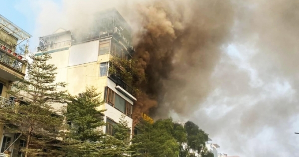 Hà Nội: Cháy lớn ở ngôi nhà 2 tầng trên phố Tôn Đức Thắng