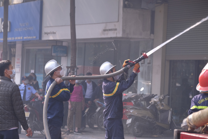 Cảnh sát nỗ lực trong việc khống chế đám cháy.