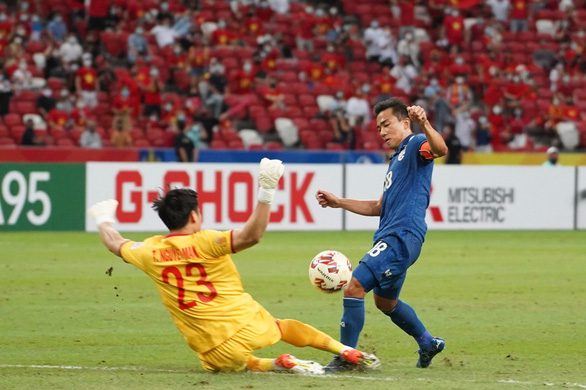 Chanathip đối mặt thủ môn Nguyên Mjanh và ghi bàn mở tỷ số (Ảnh: Getty Images)