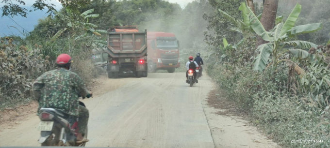 Mỗi khi xe ben chở cát vụt qua bụi bay mù mịt, khiến người đi đường gặp rất nhiều khó khăn. Điều khiến dư luận ngạc nhiên hơn chính là việc những chiếc xe ben siêu trường siêu trọng này dễ dàng lọt qua tầm kiểm soát của lực lượng Cảnh sát Giao thông và Thanh tra Giao thông đang làm “nhiệm vụ” trên đoạn đường này.