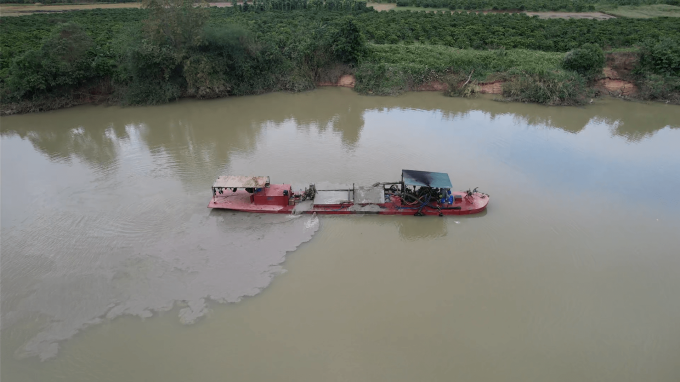 Sông Krông Nô (Sông Cha) bắt nguồn từ dãy núi Chư Yang Sin chạy dọc theo ranh giới phía Nam sau đó chuyển hướng lên phía Bắc (chảy ngược) rồi nhập với sông Krông Ana (Sông Mẹ) để trở thành dòng Sêrêpôk thác ghềnh. Con sông này có thể coi là linh hồn của đồng bào các dân tộc Tây Nguyên. Thế nhưng giờ đây, sông Krông Nô nói riêng và cả dòng Sêrêpôk nói chung đang ngày đêm bị tàn phá một cách thô bạo. Dư luận tại đây đang trông chờ một biện pháp mạnh tay từ cơ quan có thẩm quyền để sớm dẹp bỏ vấn nạn này.