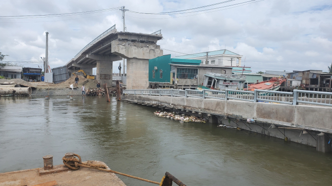 24.12- Nhip Cau sup xuong song