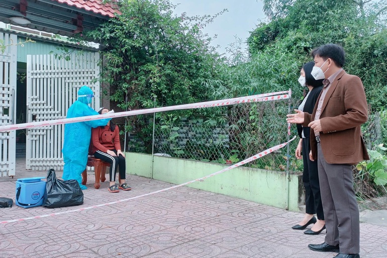 Ngành chức năng tiến hành kiểm tra, lấy mẫu xét nghiệm của người dân trong khu phong tỏa (Ảnh: Nam Thắng).