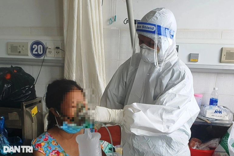 Một bệnh nhân đang điều trị Covid-19 tại Bệnh viện Đa khoa TP Cần Thơ (Ảnh: Hoàng Tùng).