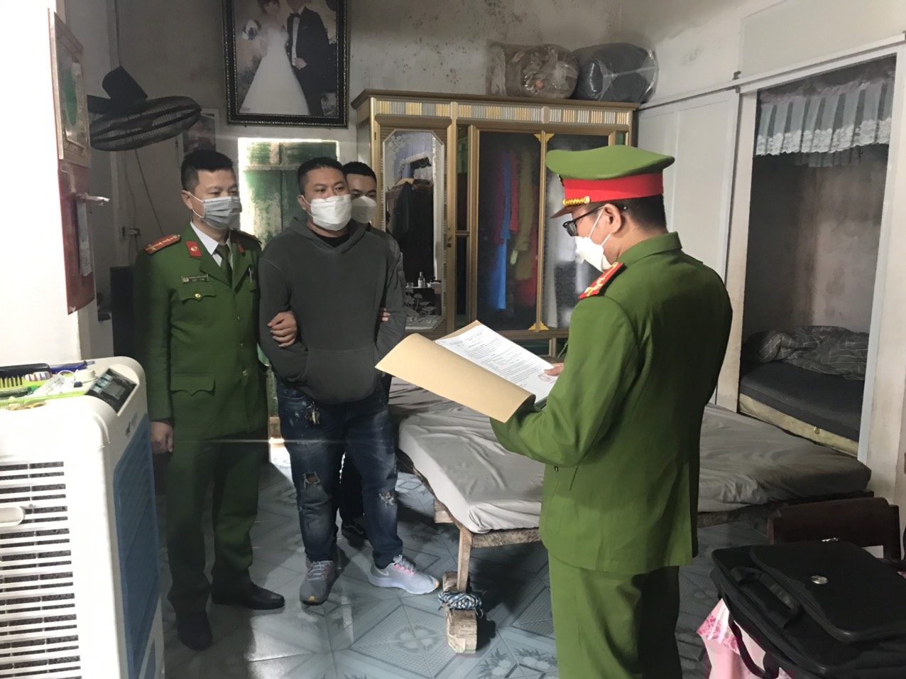 Cơ quan Cảnh s&aacute;t điều tra C&ocirc;ng an TP. Đồng Hới tiến h&agrave;nh lệnh kh&aacute;m x&eacute;t nơi ở của Trương Tuấn An.