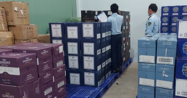 Hơn 2.600 chai rượu ngoại có dấu hiệu nhập lậu bị tạm giữ khi đang trên đường tiêu thụ