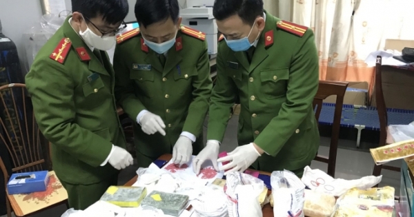 Lái mô tô đâm vào xe đối tượng vận chuyển số lượng lớn ma túy định bỏ trốn