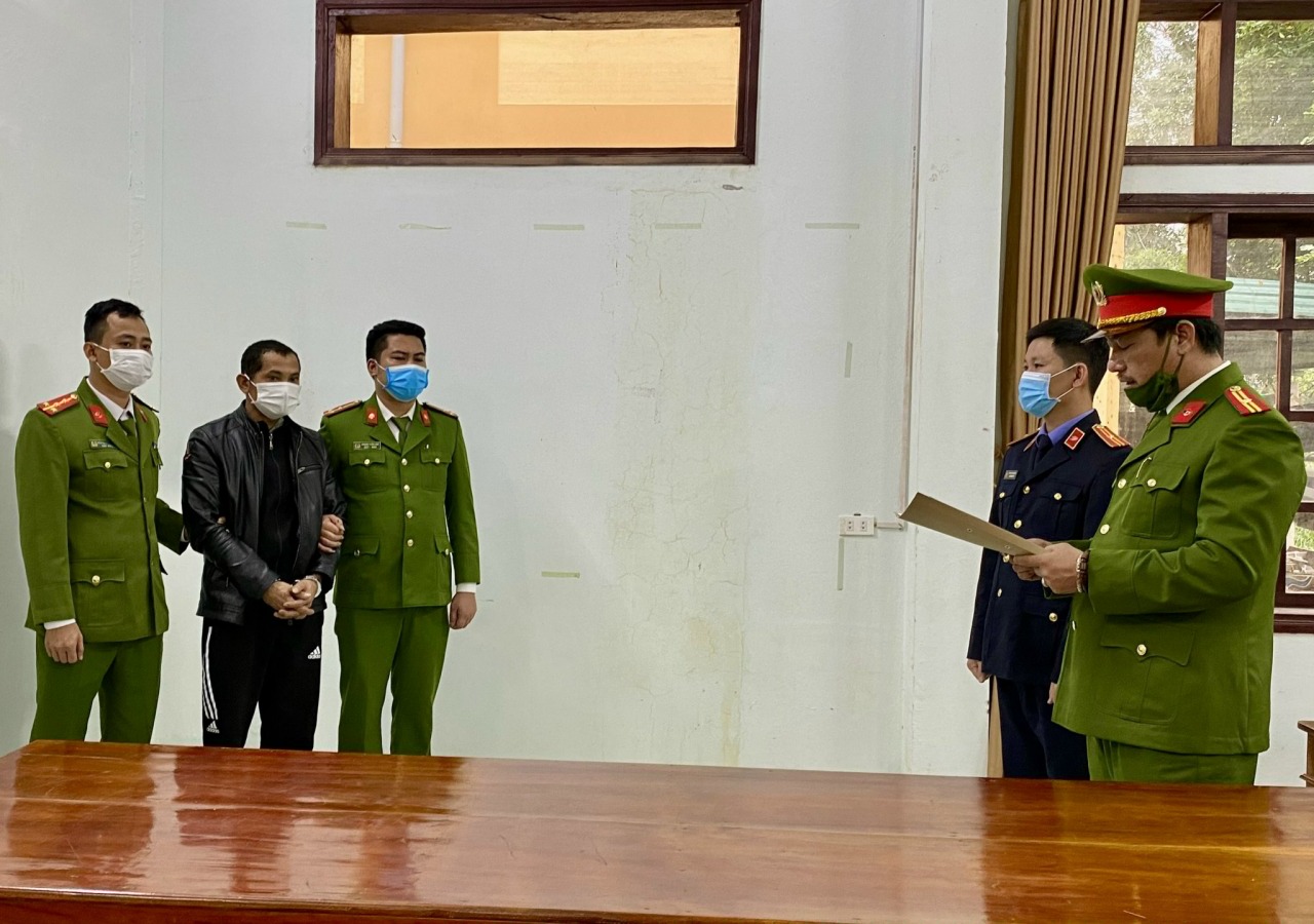 Cơ quan Cảnh sát điều tra tống đạt quyết định khởi tố vụ án, khởi tố bị can và bắt tạm giam Lê Văn Ninh về tội làm nhục người khác