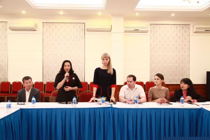 Bà Dương Thị Tình Thương – Phó Vụ trưởng Vụ Công tác đại biểu – Ban Công tác đại biểu Quốc hội (thứ 2 từ trái sang) phát biểu