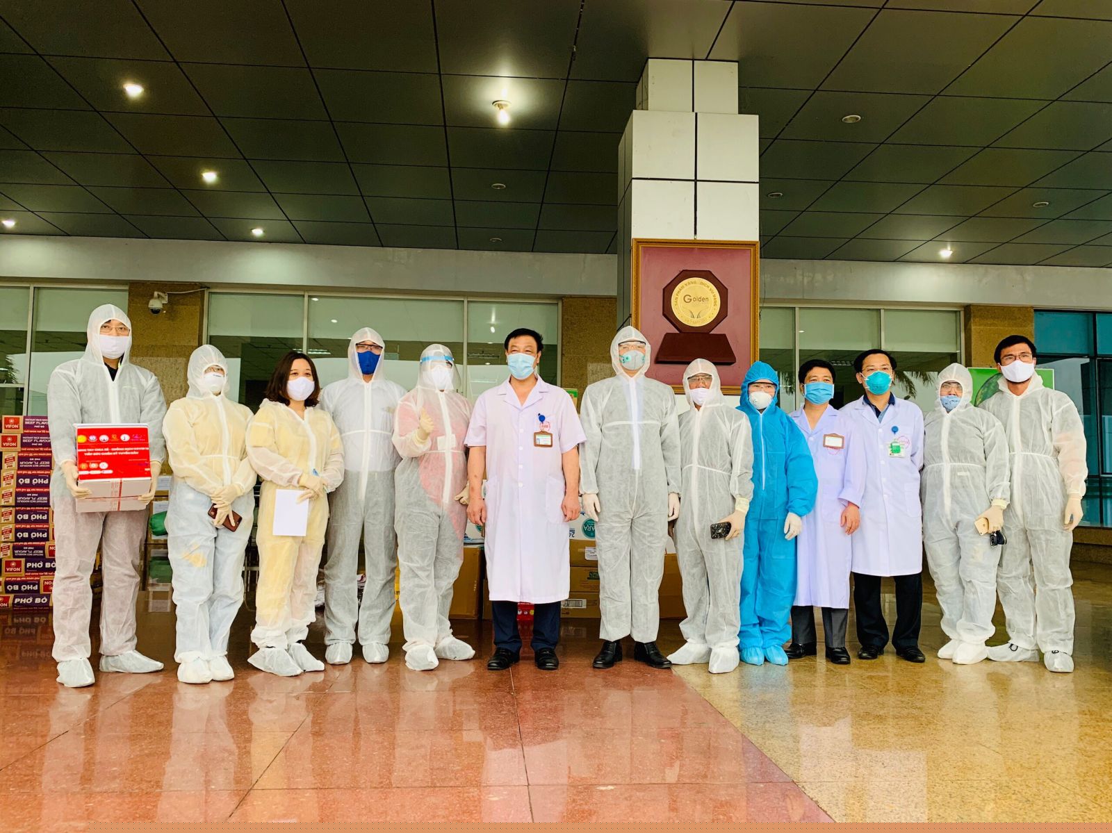 PGS.TS. Phạm Ngọc Thạch – Giám đốc Bệnh viện Nhiệt đới TW (Thứ 6 từ trái sang)