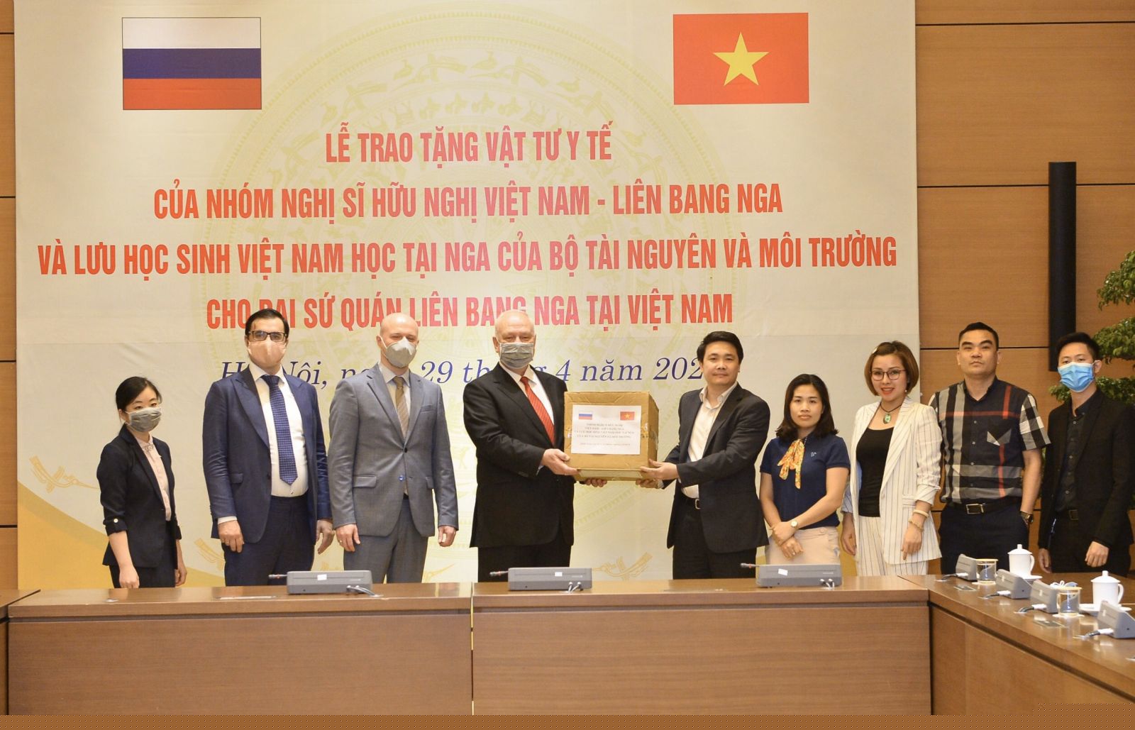 Chủ tịch Vũ Việt Anh đại diện Trung tâm Giáo dục chăm sóc sức khoẻ cộng đồng Hà Nội trao quà; Đại sứ đặc mệnh toàn quyền Liên bang Nga tại Việt Nam Konstantin Vnukov tiếp nhận