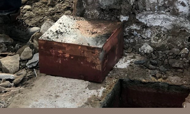 Hộp thời gian được tìm thấy trên bệ đá granit của bức tượng Tướng Robert E Lee được dựng vào năm 1890. (Ảnh: AFP/Getty Images)