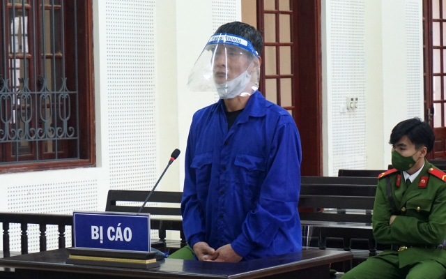 Bị đấm vì nói hỗn, cầm dao giết người