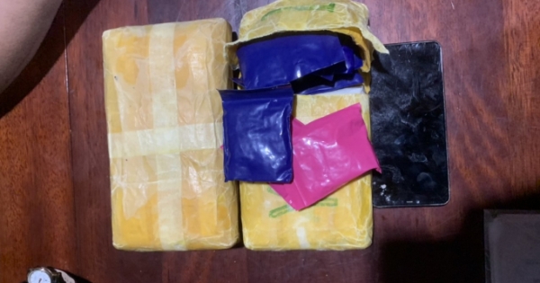 Đang đi giao “hàng” là 12.000 viên ma túy cho “khách” thì gặp công an