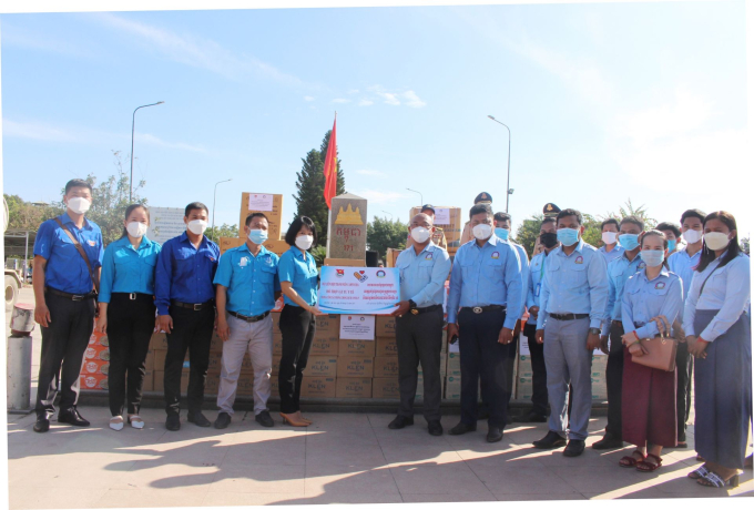 Hội LHTN Việt Nam tỉnh Tây Ninh tiếp nhận vật tư y tế từ Hội LHTN Campuchia.