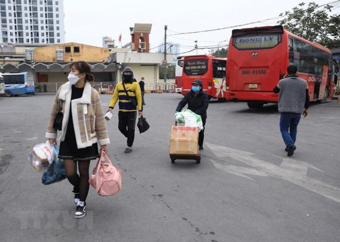 Tất cả người dân vào bến xe Giáp Bát bắt buộc phải đeo khẩu trang để phòng, chống dịch COVID-19. (Ảnh: Hoàng Hiếu/TTXVN)