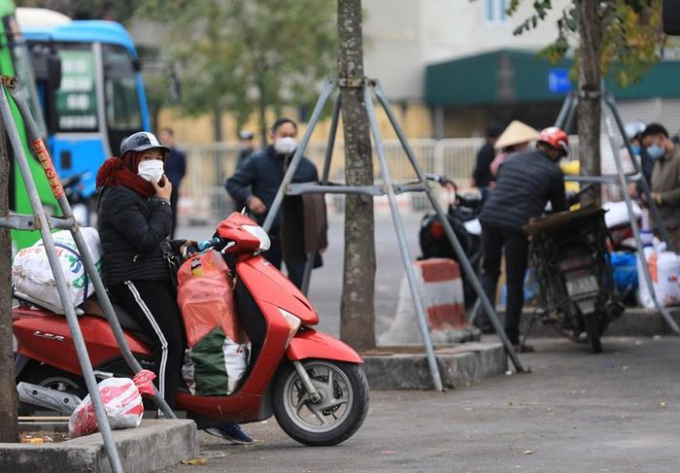 Bến xe Giáp Bát yêu cầu tất cả người dân vào bến bắt buộc phải đeo khẩu trang để phòng, chống dịch COVID-19. (Ảnh: Hoàng Hiếu/TTXVN)