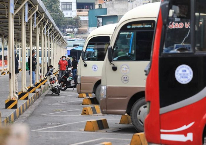 Dù bến xe Giáp Bát đã tạo mọi điều kiện thuận lợi, nhưng vẫn không ít xe khách khi xuất bến chiều 30/12 chỉ có từ 2-4 khách. (Ảnh: Hoàng Hiếu/TTXVN)