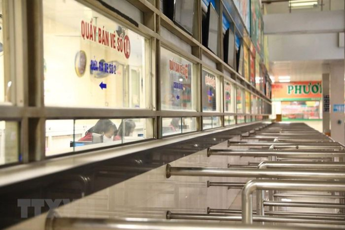 Nhân viên bộ phận bán vé luôn túc trực tại Bến xe Giáp Bát nhưng vẫn vắng người mua dù kỳ nghỉ lễ đang tới gần. (Ảnh: TTXVN)