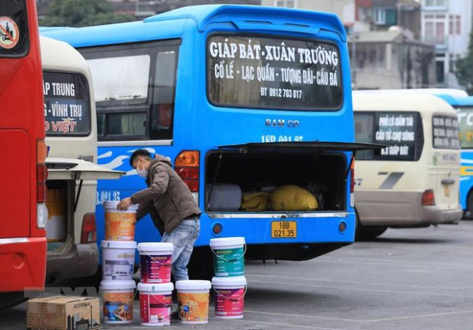 Nhiều nhà xe đã phải nhận chở thêm đồ cồng kềnh để tăng thu nhập khi lượng khách giảm mạnh. (Ảnh: Hoàng Hiếu/TTXVN)