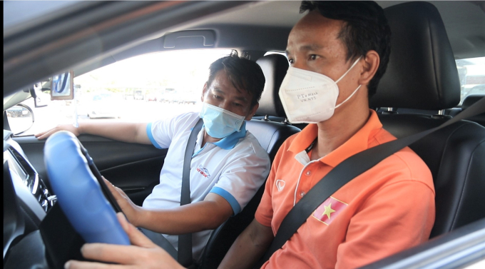 Trong một xe ô tô (ở đây được hiểu là một không gian) chỉ có 1 giáo viên và 1 học viên.