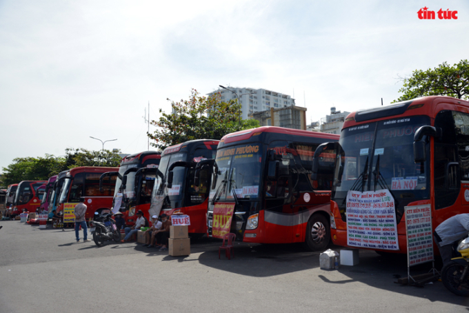 Các nhà xe chạy tuyến miền Trung, miền Bắc dán thông báo điểm nhận hàng. (Ảnh: Mạnh Linh/Báo Tin tức)