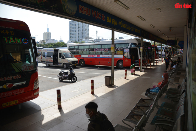 Khu vực ngồi chờ lên xe trong bến cũng vắng vẻ. (Ảnh: Mạnh Linh/Báo Tin tức)