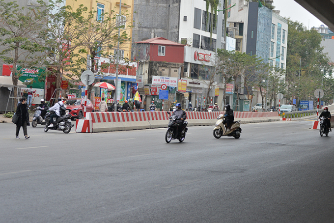 Việc quay đầu, cắt ngang qua lối dẫn xuống rất nguy hiểm, tiềm ẩn nhiều nguy cơ xảy ra tai nạn giao thông.