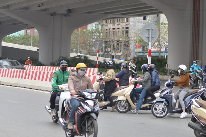 Việc quay đầu, cắt ngang qua lối dẫn xuống nguy cơ xảy ra tai nạn là rất cao nếu ô tô đi từ trên Vành đai 3 trên cao xuống do bị khuất tầm nhìn.